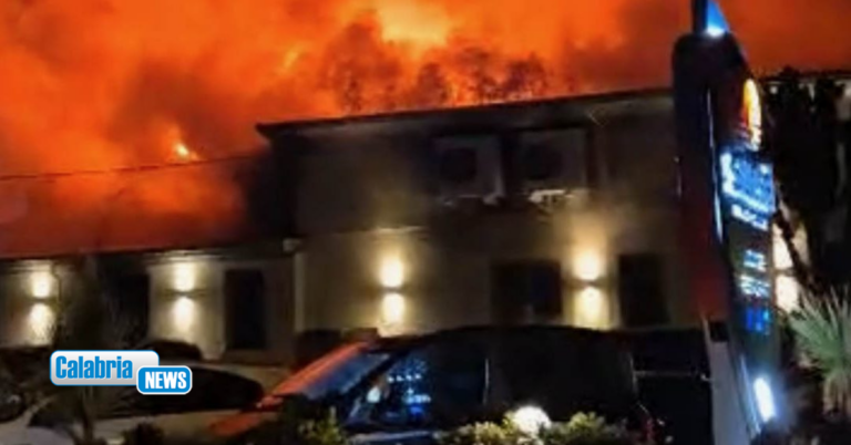 VIDEO-Violento incendio distrugge ristorante alla Tonnara di Palmi durante festa dell’8 marzo