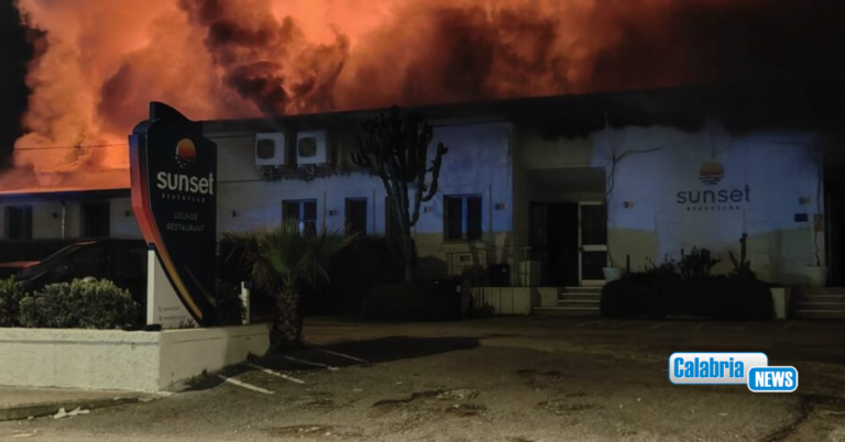 Palmi: per l’incendio del “Sunset Beach Club” arrestati due 47enni, uno è pluripregiudicato