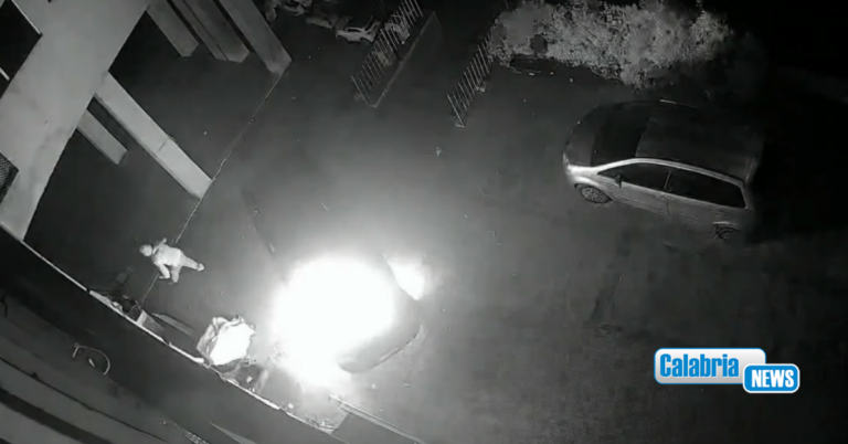 VIDEO-Palmi, 56enne incendia un’auto in cortile: pizzicato dalla Polizia, tradotto in carcere