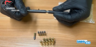 VIDEO-Riace, pizzicato dai Carabinieri con una “penna-pistola” in casa: arrestato
