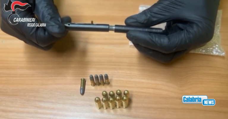 VIDEO-Riace, pizzicato dai Carabinieri con una “penna-pistola” in casa: arrestato