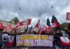 Referendum, a Roma corteo per il ‘no’: “Contro il governo e la guerra”. Bruciata immagine Meloni con Nordio al guinzaglio