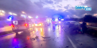 Incidente sulla SS 106 nel Reggino: auto sbanda e sbatte su guardrail, un morto e un ferito grave