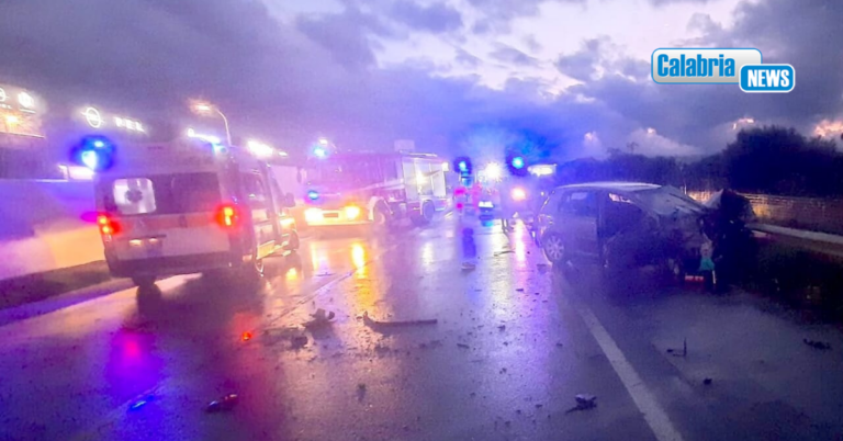 Incidente sulla SS 106 nel Reggino: auto sbanda e sbatte su guardrail, un morto e un ferito grave