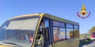 Scuolabus con 10 bambini contro auto nel Pavese: feriti conducenti