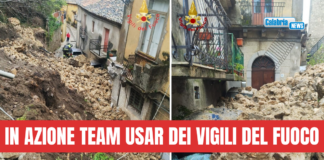 VIDEO-Stilo, cede costone e frana si abbatte su case e automobili: ricerche per scongiurare vittime