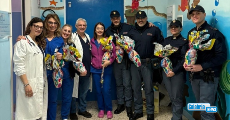 Vibo Valentia, la Polizia in visita ai piccoli pazienti e agli anziani: uova di Pasqua e sorrisi