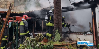 Vibo Valentia, incendio in una casa di via ‘Ruggero il Normanno’: salvate due persone