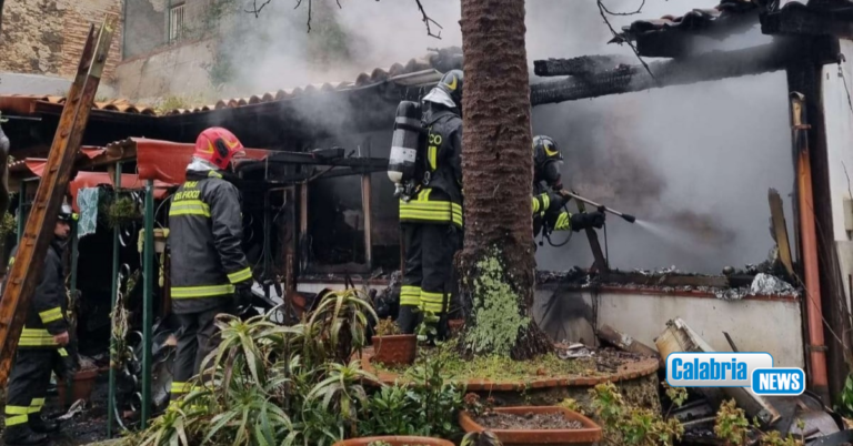 Vibo Valentia, incendio in una casa di via ‘Ruggero il Normanno’: salvate due persone