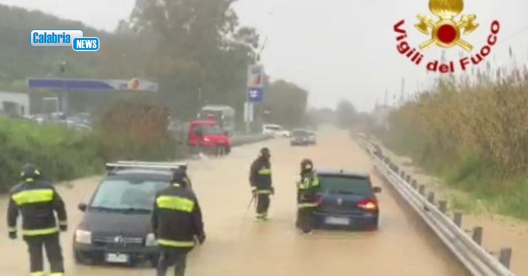VIDEO-Decine di interventi dei Vigili del fuoco per allagamenti e smottamenti nel Cosentino