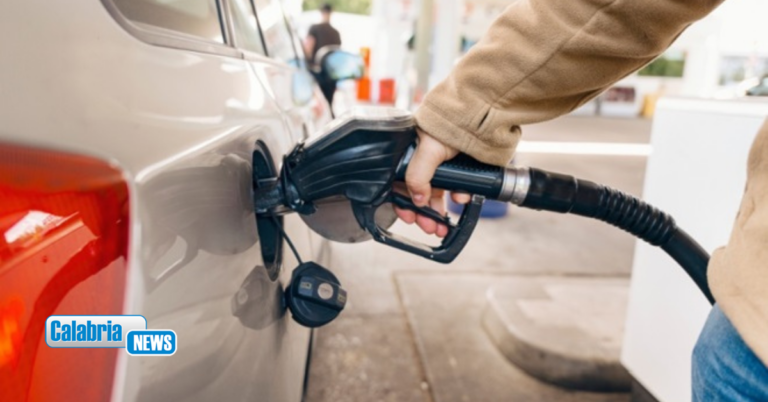 Paradosso Calabria: dopo taglio accise i prezzi dei carburanti non scendono, anzi