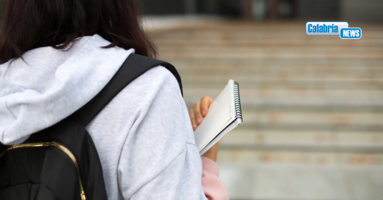 Catanzaro, studentessa delle superiori trovata con un coltello da 18 cm nello zaino