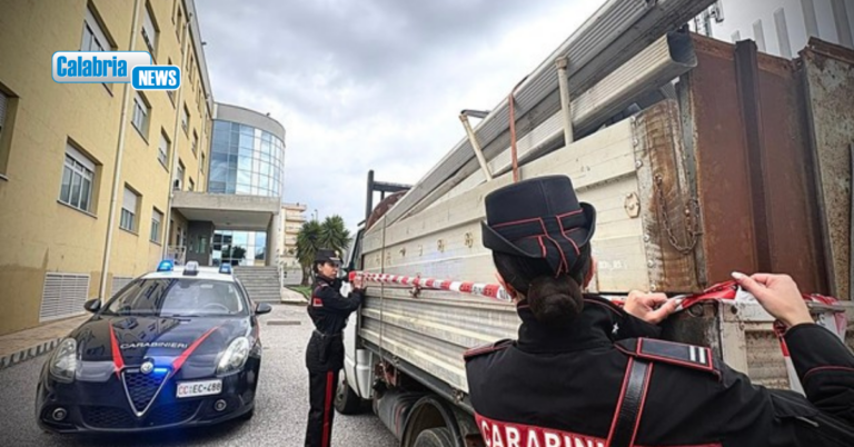 Lamezia, una tonnellata di rifiuti speciali sul camion: denunciato un 39enne