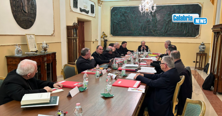 I vescovi calabresi contro Trump per le intimidazioni al Papa: “Offesa alla dignità e alla pace”
