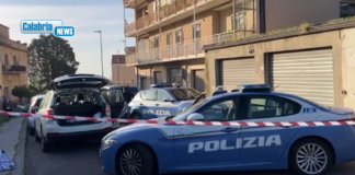 Catanzaro, donna si lancia dal balcone con i suoi tre figli: morta con due bimbi, la terza è grave