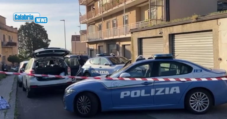 Catanzaro, donna si lancia dal balcone con i suoi tre figli: morta con due bimbi, la terza è grave