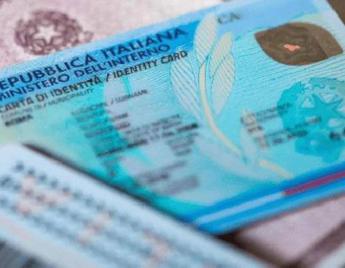 Carta d’identità cartacea, slitta l’addio: fino a quando è valida e cosa cambia