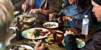 Dalla colomba alle uova, fino a 3.000 calorie a pranzo: i consigli dell’esperta dopo gli eccessi