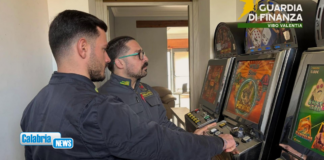 Slot machine e centro scommesse illegali scoperti dalla GdiF nella provincia di Vibo Valentia