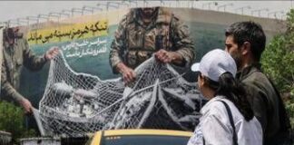 Iran, continua blocco navale a Hormuz: Usa ordinano a 31 navi di invertire la rotta. Pentagono: via il Segretario alla Marina Phelan – Diretta