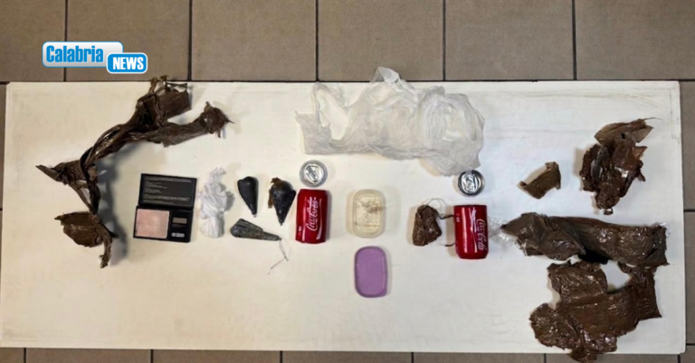 Crotone, 60enne già ai domiciliari pizzicato in casa con 123 grammi di cocaina: arrestato