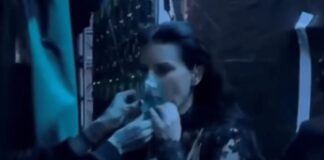 Laura Pausini si sente male, ferma il concerto e si fa portare l’ossigeno sul palco