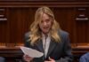 Meloni frena l’applauso in Aula durante l’iinformativa: “E’ ancora lunga, regà”. Poi punzecchia le opposizioni