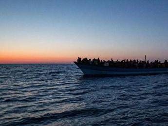 Migranti, 19 morti al largo di Lampedusa per ipotermia: cinque gravi tra cui un bambino