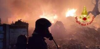 Milano, maxi incendio in un’azienda di smaltimento di rifiuti a Bollate
