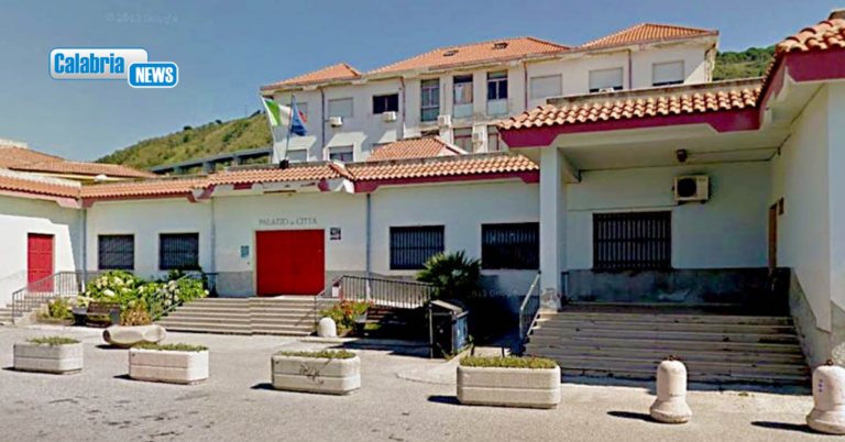 Minaccia il suicidio da una finestra del Comune di Pizzo, salvato dai Carabinieri