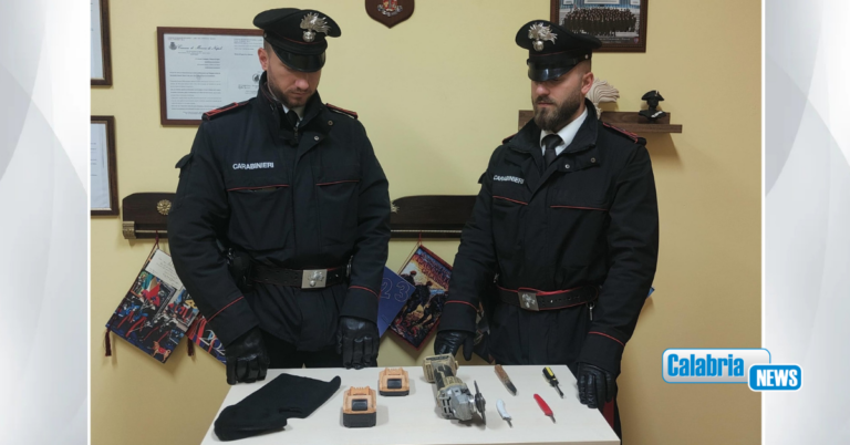 Col passamontagna in un cantiere edile nel Catanzarese per rubare escavatori e mezzi, denunciati