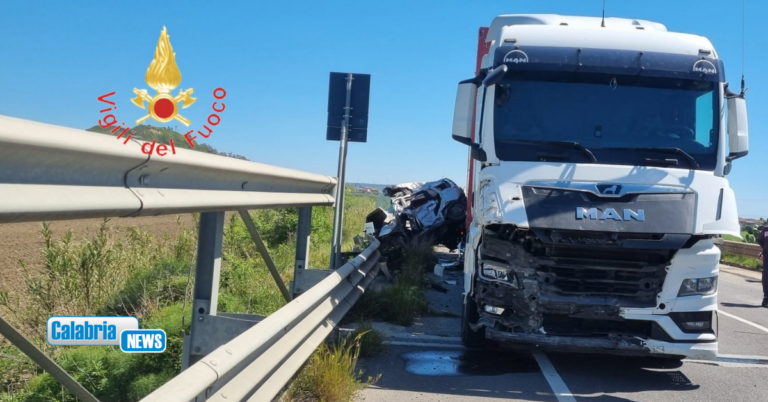 Steccato di Cutro, ancora sangue sulla SS106: un morto e quattro feriti