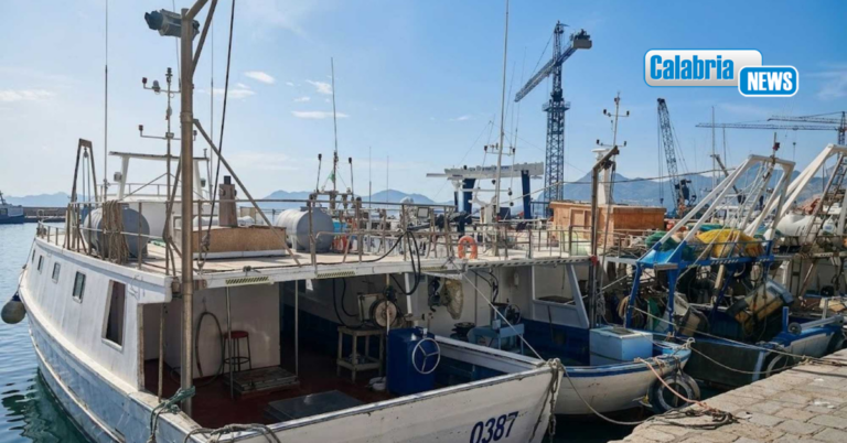 Caro carburante, i pescatori siciliani e calabresi: “Pronti a bloccare lo Stretto di Messina”