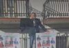 Amministrative, candidato sindaco del cosentino sale sul palco vestito da Pinocchio