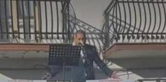 Amministrative, candidato sindaco del cosentino sale sul palco vestito da Pinocchio