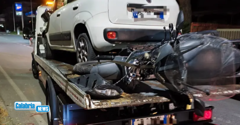 Violento impatto tra auto e moto nella Locride: morto ragazzo minorenne, un altro giovane è grave