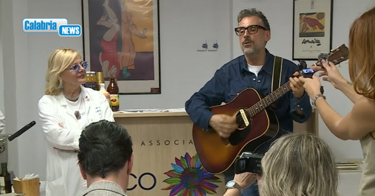 Brunori Sas porta musica e vicinanza nel reparto di oncologia a Cosenza