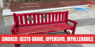 Cosenza: vandalizzata di nuovo la panchina rossa dedicata a Maria Rosaria Sessa, uccisa dall’ex