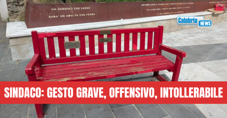 Cosenza: vandalizzata di nuovo la panchina rossa dedicata a Maria Rosaria Sessa, uccisa dall’ex
