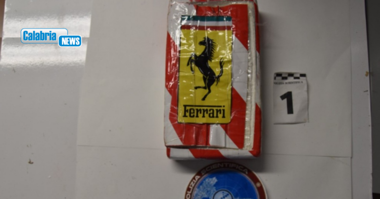 Catanzaro, in auto a noleggio con 1,2 Kg di cocaina: arrestato in flagranza dalla Polizia