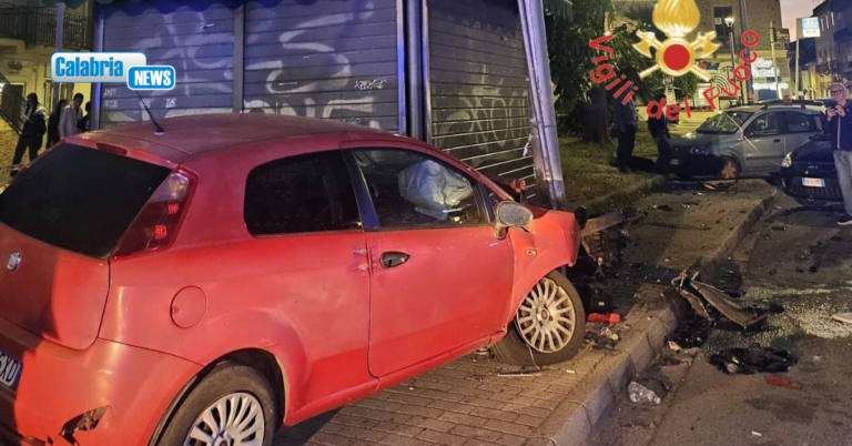 Catanzaro Lido, auto sbanda e investe giovane donna in Piazza Garibaldi