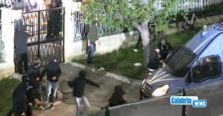 Disordini al termine della partita Crotone-Salernitana: la Polizia sottopone a D.A.S.P.O. quattro persone