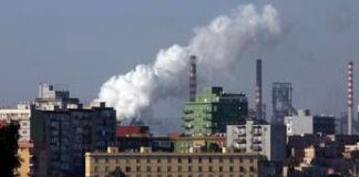 Ex Ilva Taranto, incendio sull’escavatore: operaio scappa e riporta fratture multiple