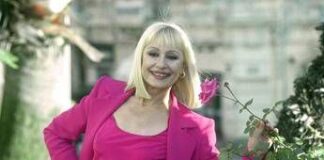 Furto alla mostra su Raffaella Carrà, sparite due cinture originali dagli abiti di scena