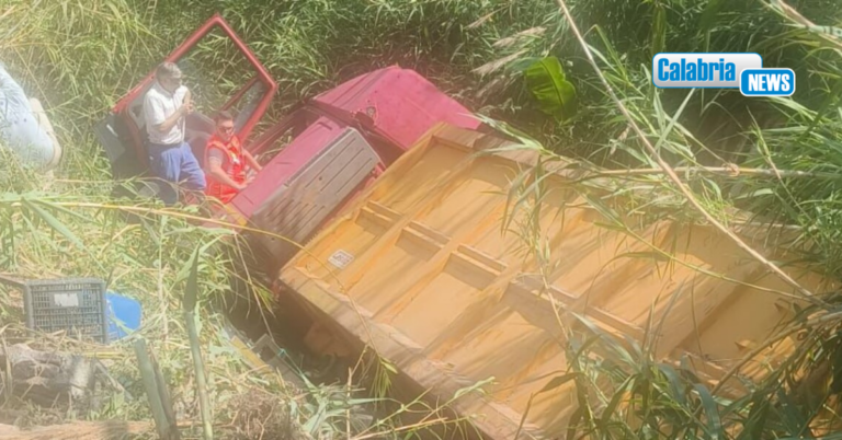 Incidente lungo la SS18 a Fuscaldo: Camion finisce in una scarpata, ferito il conducente