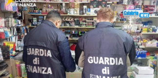 VIDEO-GdiF sequestra sul Tirreno Cosentino 380 mila prodotti non sicuri e oltre 300 articoli contraffatti