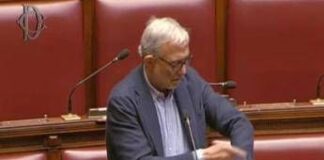 Giachetti si ammanetta al banco della Camera: “Io in Aula finché maggioranza non sblocca Vigilanza Rai”