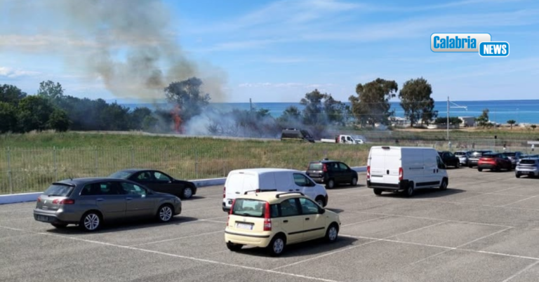 Scontro tra auto e furgone sulla SS106 a Mandatoriccio: un ferito grave portato in ospedale
