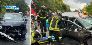 Cosenza, violento impatto tra auto sulla SS107: due feriti estratti dalla lamiere e portati all’Annunziata