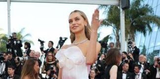Laila Hasanovic conquista Cannes, la fidanzata di Sinner sfila con l’abito da ‘sposina’